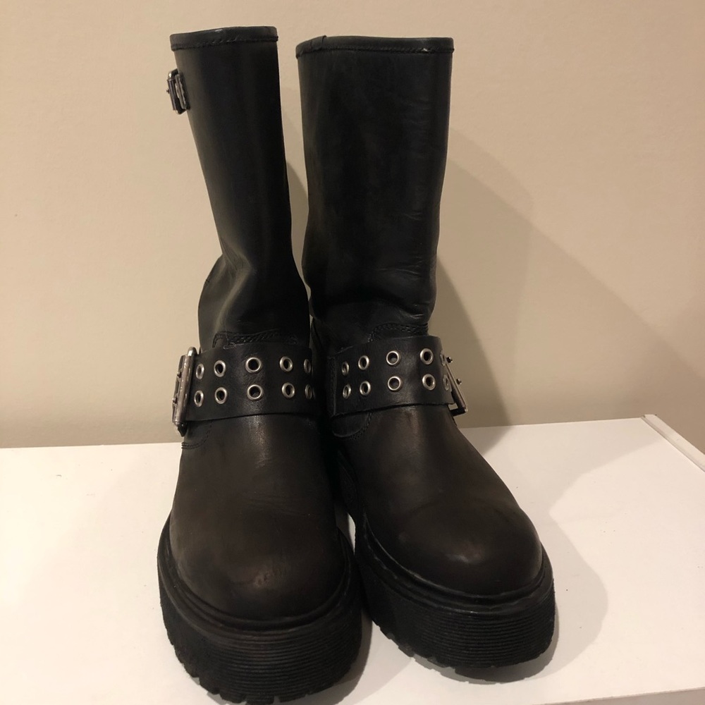 Cult black leather boots